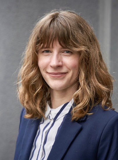 Portrait Cecile mit Hintergrund